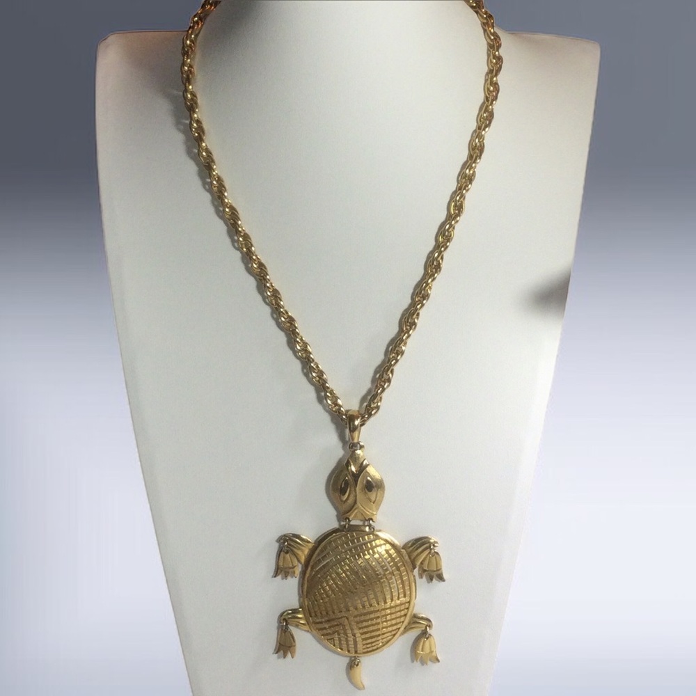 Vintage Large Gold Tone Articulated Open Work Turtle Pendant Necklace